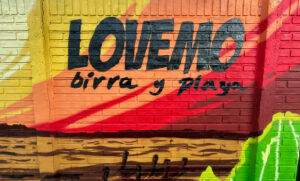 Logo pintado en la pared