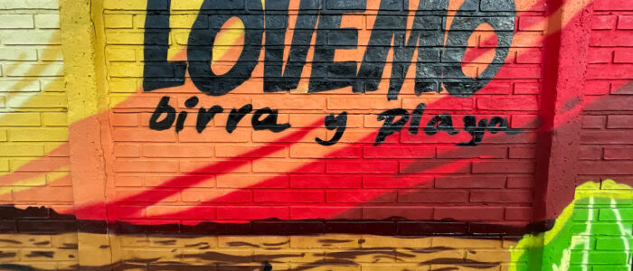 Logo pintado en la pared